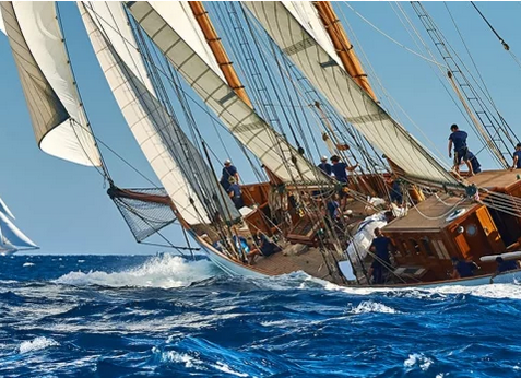 Schiff auf dem unruhigen Meer