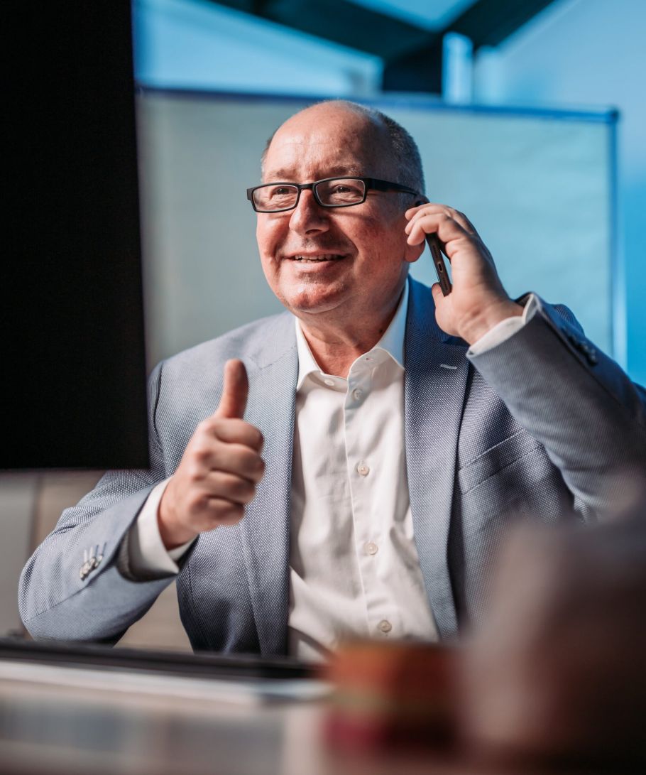 Dr. Franz Metz im Telefonat mit Daumen hoch