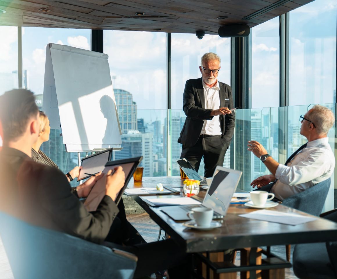 Geschäftsmeeting zu Change-Management mit Aussicht auf Großstadt