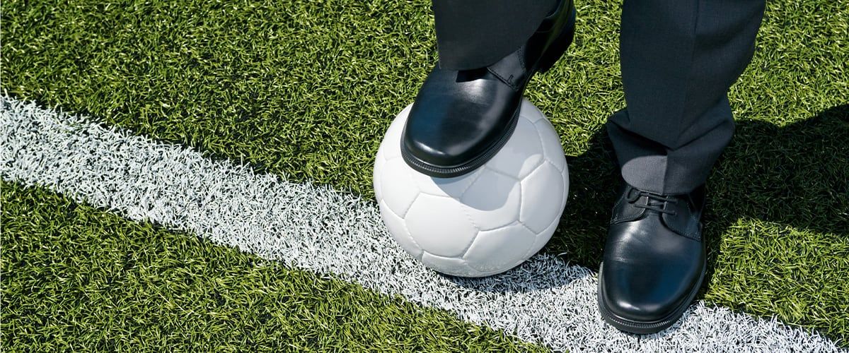 Manager mit Fußball
