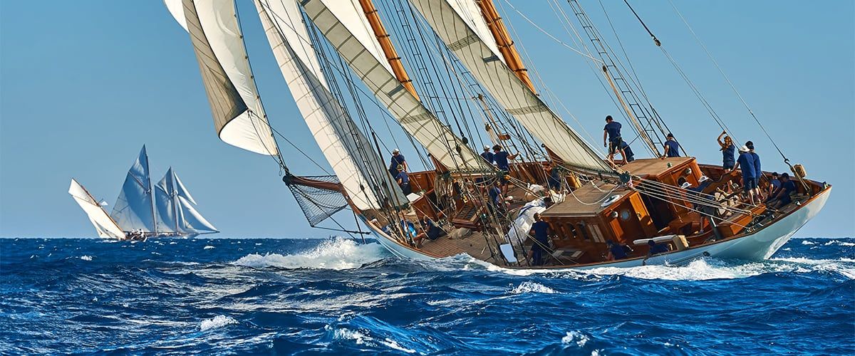 Segelschiff im Wellengang