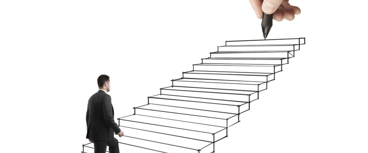 Mann steigt die Treppe hinaus
